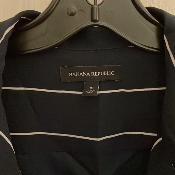 Banana Republic a very beautiful and easy to wear dress - Picture 3 of 9